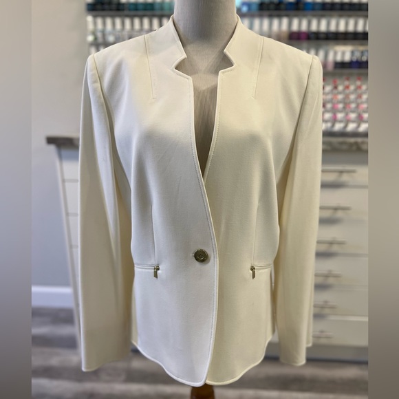 Tahari Jackets & Blazers - Tahari Women’s, Cream/White, Notch Collar, Fully Lined, Blazer, Jacket.
